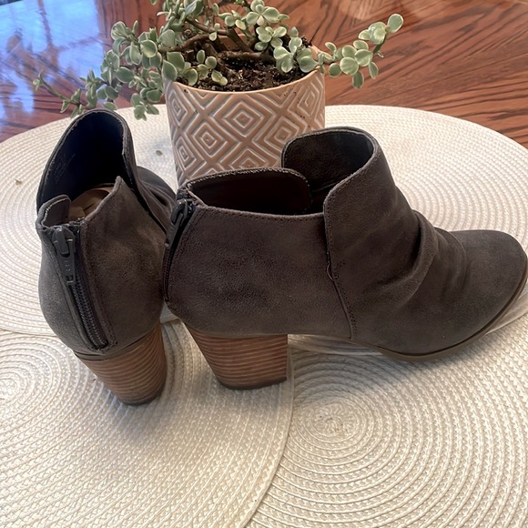Size 7.5 Report gray booties - Picture 2 of 3